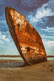 Verrostetes altes Schiffswrack. Verrostetes gestrandetes Schiff am Ufer von SPJE ART