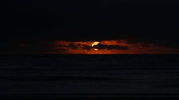 Zonsondergang aan Franse kust, in het gouden schijnsel van de avondzon, de zee fluisterde geheimen terwijl ze geduldig wachtte op haar dagelijkse omhelzing met de zon. van Jos Voormolen