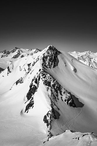 Besneeuwde Tiroler Alpen in Oostenrijk tijdens een prachtige winterdag