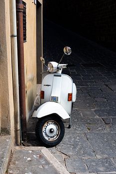 Mooie oude Vespa scooter in een sfeervol Italiaans steegje