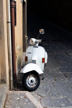 Mooie oude Vespa scooter in een sfeervol Italiaans steegje van Chantal Koster