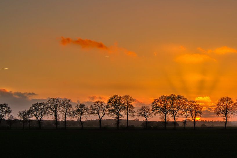 Avondrood boven een sloot van Ron van Ewijk