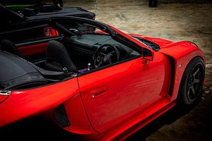 Flaming Red : Voiture de sport ouverte avec du caractère