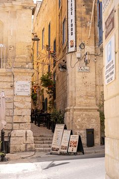 Straatbeeld van de kleine steegjes in Valetta | Malta van Elyse Madlener