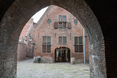 Ein Durchblick auf ein altes Gebäude in Amersfoort.
