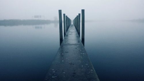 Lever de soleil brumeux au Sawn Bunker Everdingen - Paysage minimaliste dans le brouillard matinal