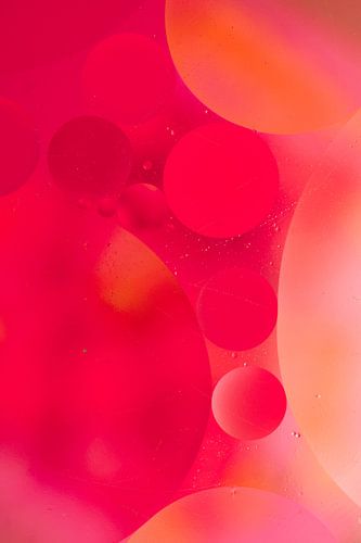 Huile dans l'eau, violet rougeâtre