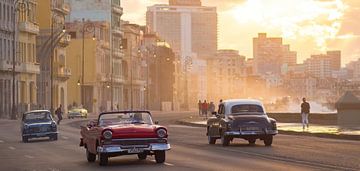 Voitures anciennes et coucher de soleil à La Havane, Cuba sur Teun Janssen