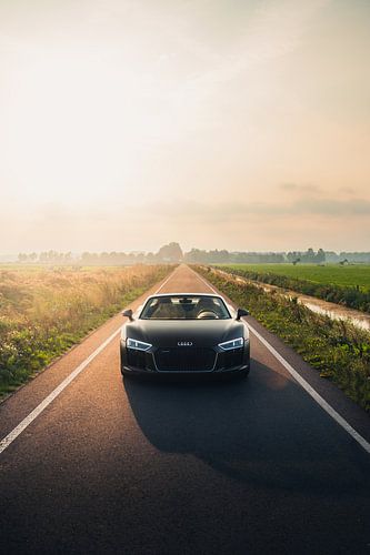 Audi R8 in een Adembenemend Groene Landschap tijdens de Zonsondergang