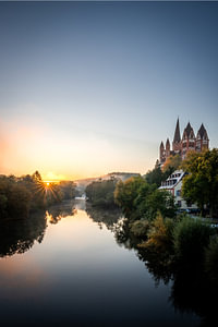 Die Lahn in Deutschland und der Limburger Dom zum Sonnenaufgnag mit gegenlicht