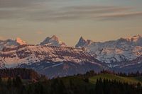 Schreckhorn en Finsteraarhorn van Emmental in het avondrood bij zonsondergang