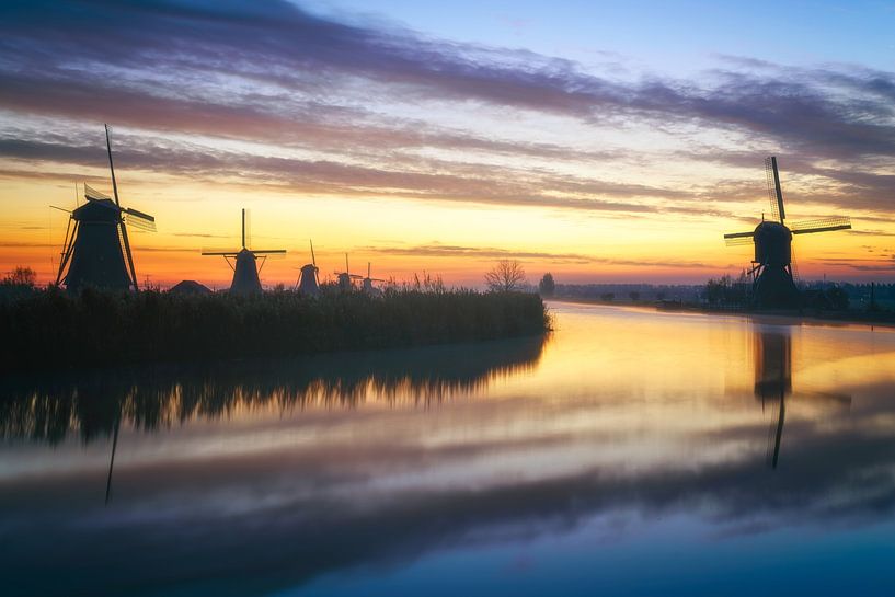 Kinderdijk zonsopkomst met mist van Roy Poots