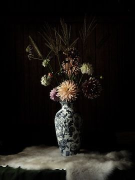 Erinnerung an Großmutter | vase mit blumen | bildende Kunst Stillleben Farbfotografie | Wandkunst dr von Nicole Colijn