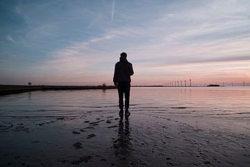 Prachtige zonsondergang met weerspiegeling op het zand von Jolien Kramer