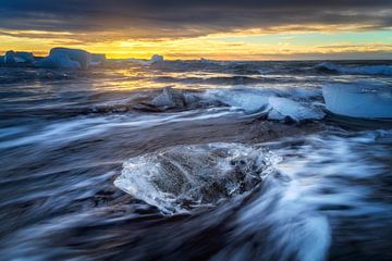 Mooie zonsopkomst bij Diamond Beach in IJsland van Roy Poots