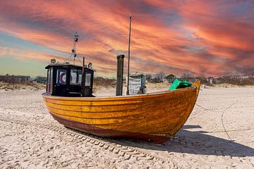 Fischerboot am Strand an der Ostsee