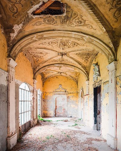 Der Korridor der vergessenen Zeiten. von Roman Robroek – Fotos verlassener Gebäude