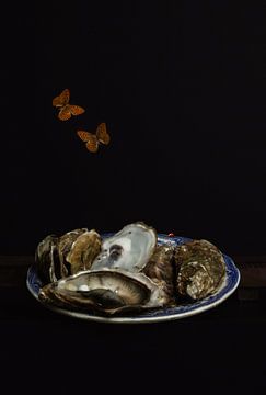 Nature morte Huîtres sur une assiette bleue de Delft sur Sander Van Laar