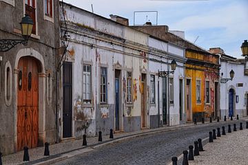 Straatje in Faro Portugal van Maaike Hartgers