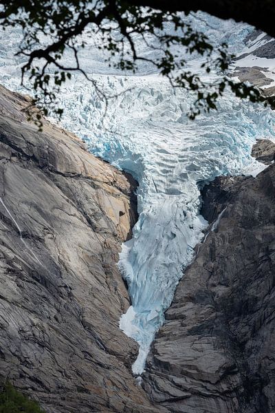 Doorkijkje naar de gletsjer Briksdalsbreen, Noorwegen van Arja Schrijver Fotografie