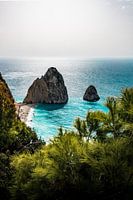Rotsen in de turquoise zee van Zakynthos Grichenlnd Mizithres Beach