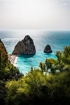 Des rochers dans la mer turquoise de la plage de Zante Grichenlnd Mizithres