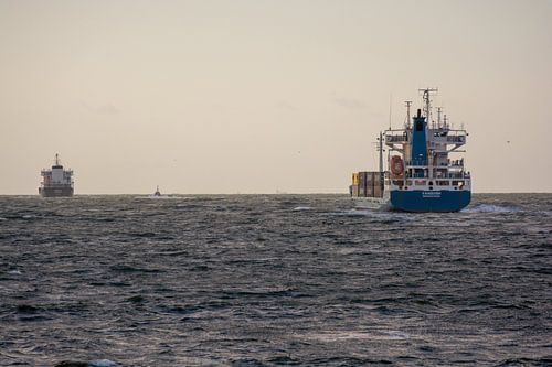 Zeeschepen op de horizon met zonsondergang Noordzee