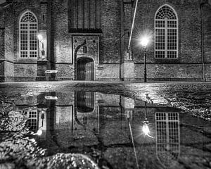 Eingang der Grote Kerk in Leeuwarden nach dem Regen.