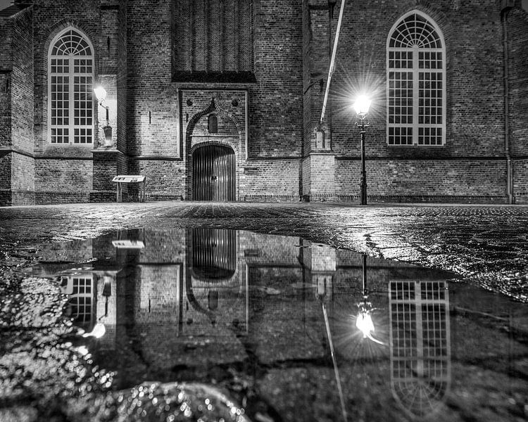 Eingang der Grote Kerk in Leeuwarden nach dem Regen. von Harrie Muis