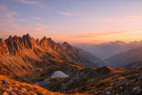 Alpenrood boven ruige bergtoppen en een helder bergmeer
