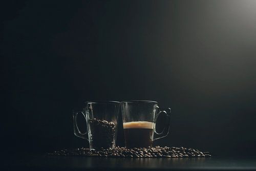 Intrigerende Fotografie van Koffiekopjes met Koffie en Bonen - Contrast en Mysterie in Koffiekunst