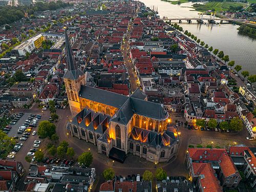 Kampen oude stad aan de IJssel tijdens een zomerse zonsondergang