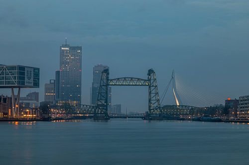 De Hef in Rotterdam tijdens het blauw uurtje