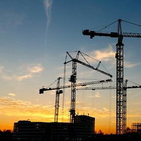 Baustelle mit Kränen bei Sonnenaufgang von Marcel van den Bos