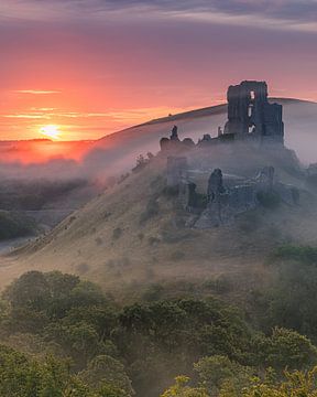 Zonsopkomst Corfe Castle, Dorset, Engeland van Henk Meijer Photography