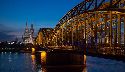 Keulse kathedraal aan de Rijn bij nacht