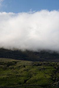 Les nuages s'emparent du paysage verdoyant