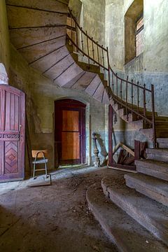 Spiraaltrap in een verlaten klokkentoren van Frans Nijland