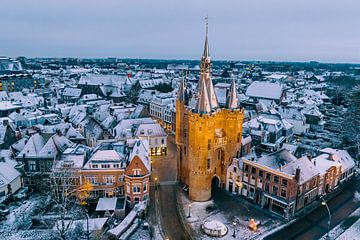 Zwolle Sassenpoort oude stadspoort tijdens een koude winterochtend van Sjoerd van der Wal Fotografie