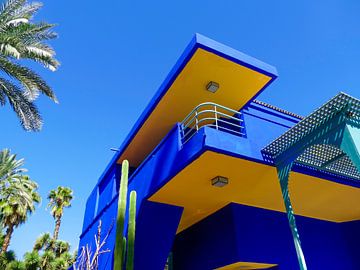 Het prachtige gebouw in Jardin Majorelle  by Petra Brouwer