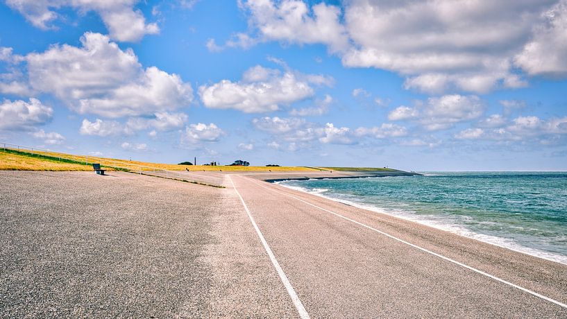 Den Helder met het fietspad op de dijk van eric van der eijk