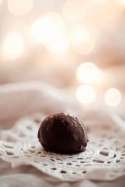 Chocoladepraliné op een kanten bodem van Poster Art Shop