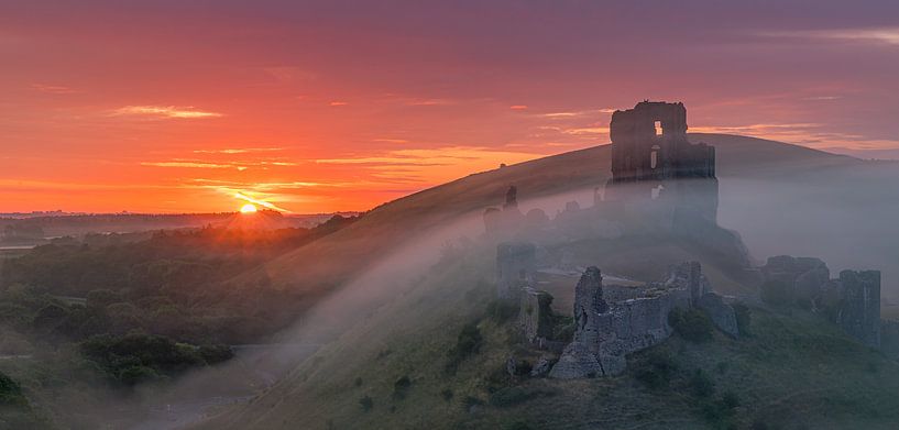 Zonsopkomst Corfe Castle, Dorset, Engeland van Henk Meijer Photography