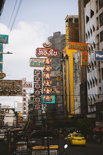 De Reclameborden van Chinatown: Kleurrijke Verhalen van Bangkok