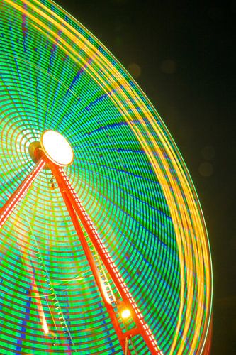 Grande roue d'une fête foraine la nuit