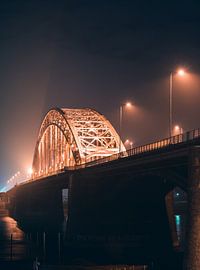 Waalbrug bij nacht