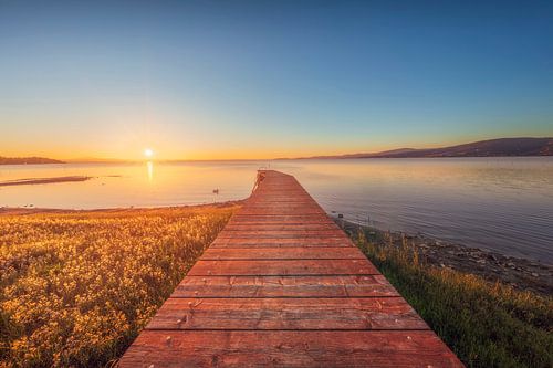 Houten pier aan het meer van Trasimeno, Umbrië