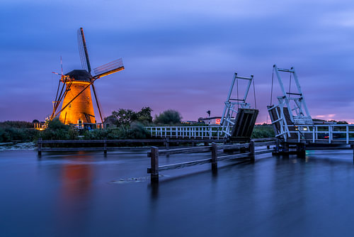 Magische blaue Stunde in Kinderdijk: Holländische Nostalgie im Abendlicht