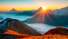 Zonsondergang met mist en landschap