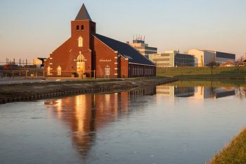 Hersteld Hervormde Gemeente in Ridderkerk tijdens ondergaande zon.